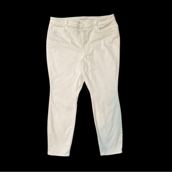 Nine West Women's Straight Leg Jeans in Cream, Plus Size 18 - Picture 2 of 11